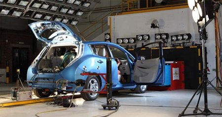 Nissan Leaf на испытательном стенде Euro NCAP Nissan Leaf на испытательном стенде Euro NCAP