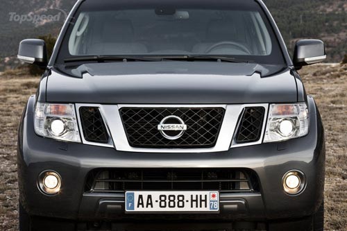 Nissan Pathfinder - вид спереди